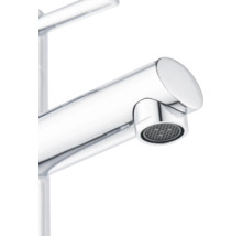 Detailný záber lesklej chrómovej vodovodnej batérie.