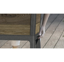 Detailný pohľad na vyvýšený záhon s dreveným obkladom a osobou ovládajúcou otočný gombík na strane