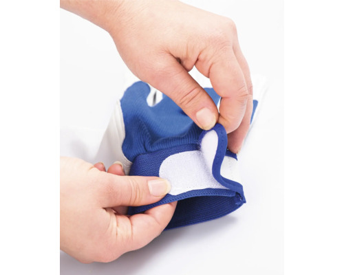 Ruky zapínajú pár pracovných rukavíc so suchým zipsom