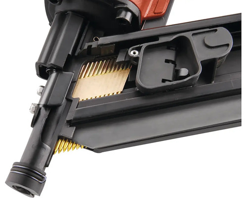 Detailný pohľad na klincovačku s klincami v zásobníku