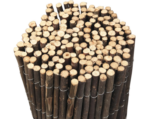 Rolovacia ohrada z dreva spojená drôtom