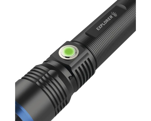 Detail čierneho svietidla Explorer so zeleným tlačidlom