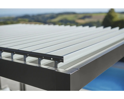 Detailný pohľad na kovovú terasu s lamelami