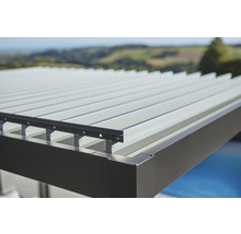 Detail terasy s lamelovou strechou