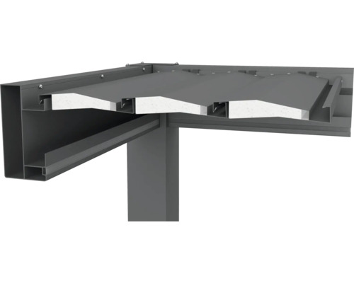 Detailný pohľad terasového zastrešenia s kovovými prvkami a izoláciou