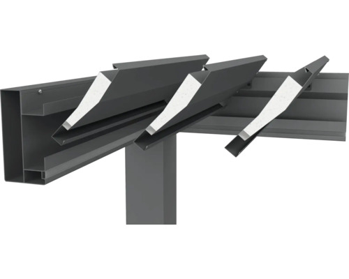 Detailný pohľad na sivú lamelovú pergolu s nastaviteľnými lamelami na reguláciu svetla a tieňa.