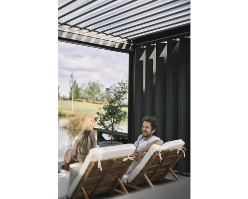 Scéna s pergolou, ležadlami a relaxujúcimi ľuďmi v záhrade