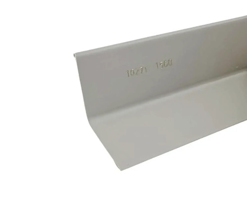 Odkvapový uhol z kovu