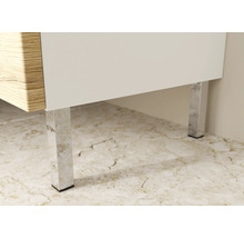 Detail nábytku s dreveným dekorom a kovovými nohami