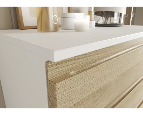 Detailný záber komody so zásuvkami v spálni