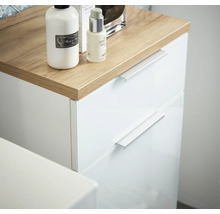 Kúpeľňový nábytok s bielymi zásuvkami a drevenou doskou