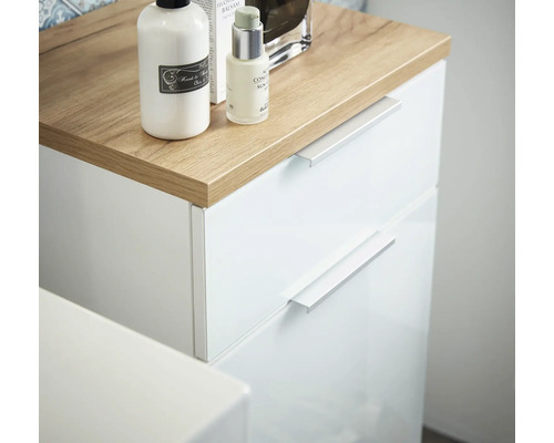 Kúpeľňový nábytok s bielymi zásuvkami a drevenou doskou