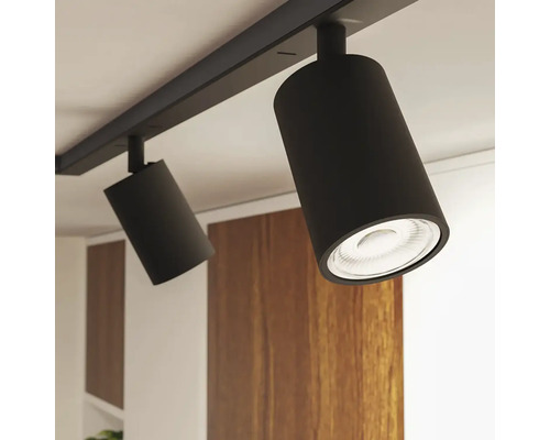 Dve svietidlá na lište sú pripevnené k stropu.