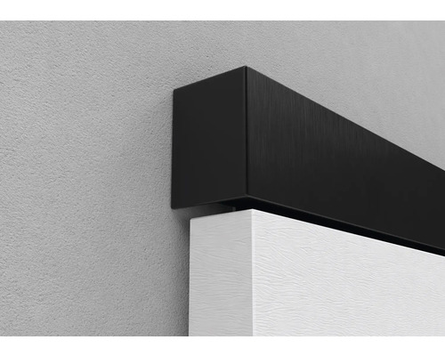 Detail zárubne s bielym dverným krídlom a čiernym rámom