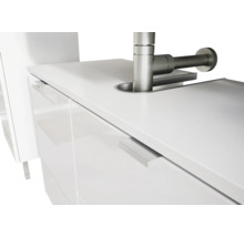 Detailný pohľad na biele umývadlo s batériou