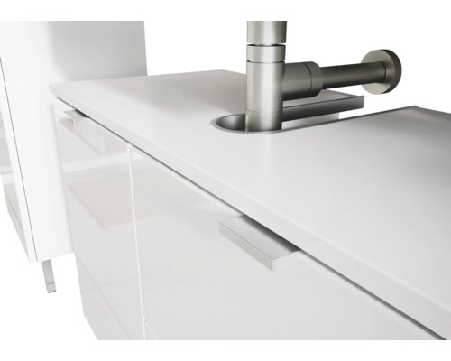 Detailný pohľad na biele umývadlo s batériou