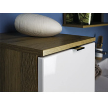 Detailný záber kúpeľňovej skrinky s drevenými prvkami a bielou nádobou.