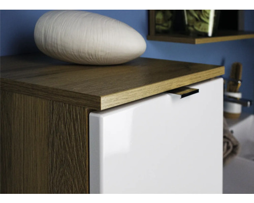 Detailný záber kúpeľňovej skrinky s drevenými prvkami a bielou nádobou.