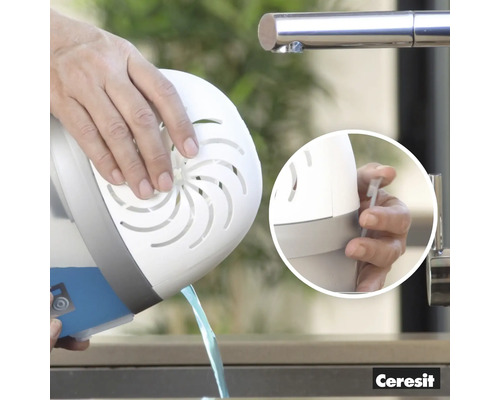 Osoba vyprázdňuje odvlhčovač Ceresit do umývadla