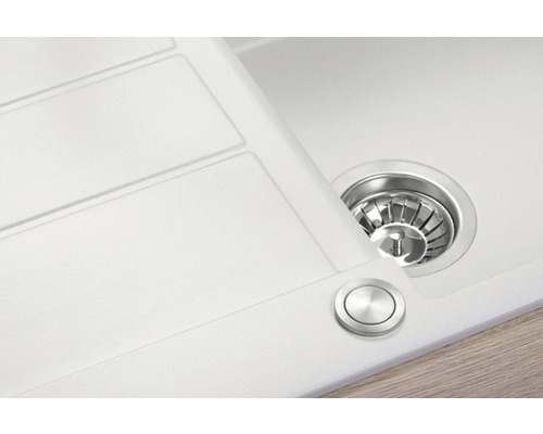 Detailný pohľad na biely kuchynský drez s odtokom a excentrickým ovládaním