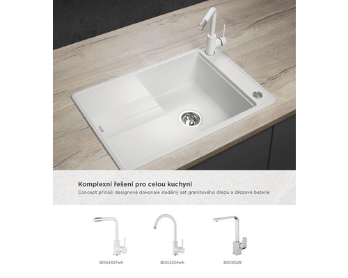 Biely kuchynský drez s batériou na pracovnej doske