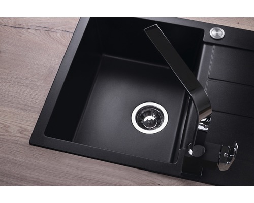 Čierny kuchynský drez s odkvapkávacou plochou a batériou