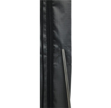 Detailný záber čiernej látky so zipsom a kovovou tyčou