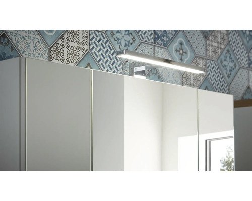 Detailný záber zrkadlovej skrinky s osvetlením v kúpeľni