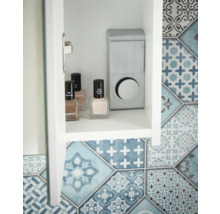 Vnútorný pohľad do kúpeľňovej skrinky s fľaštičkami laku na nechty a zrkadlovou skrinkou