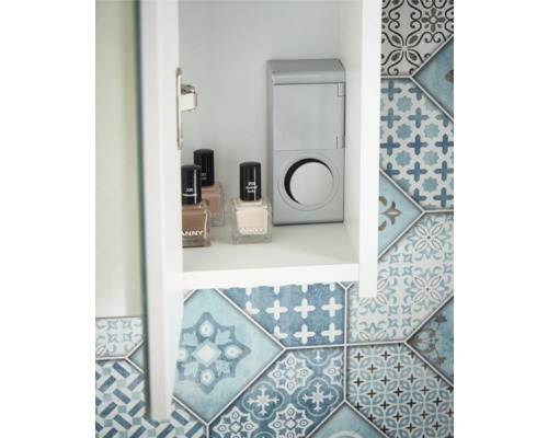 Vnútorný pohľad do kúpeľňovej skrinky s fľaštičkami laku na nechty a zrkadlovou skrinkou