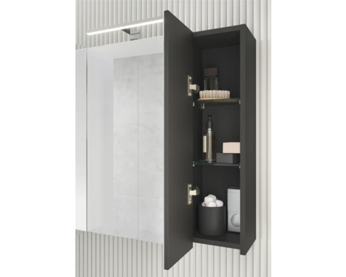 Kúpeľňová scéna so zrkadlovou skrinkou s otvorenými dverami, vybavená sklenenými policami a rôznymi kúpeľňovými potrebami.