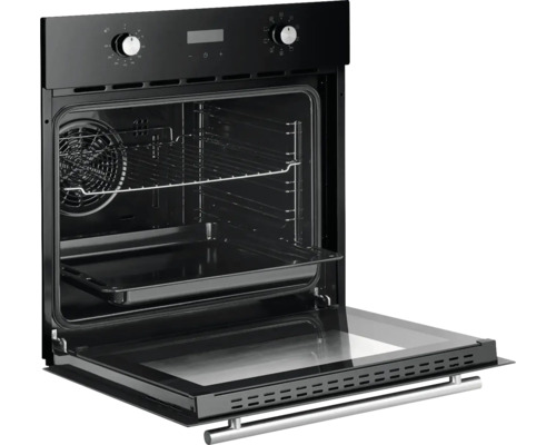 Vstavaná rúra s otvorenými dverami, vnútorný priestor s grilom, plechom a roštom