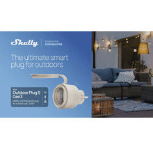 Logo spoločnosti Shelly. Inteligentná zástrčka s certifikáciou Matter na vonkajšie použitie, typ F. Terasa s pohovkou a svetelnou reťazou.