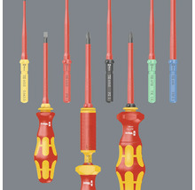 Rôzne izolované skrutkovače Wera s červenými rukoväťami.
