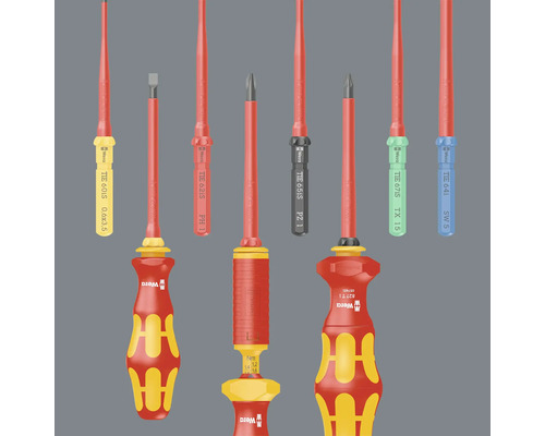 Rôzne izolované skrutkovače Wera s červenými rukoväťami.