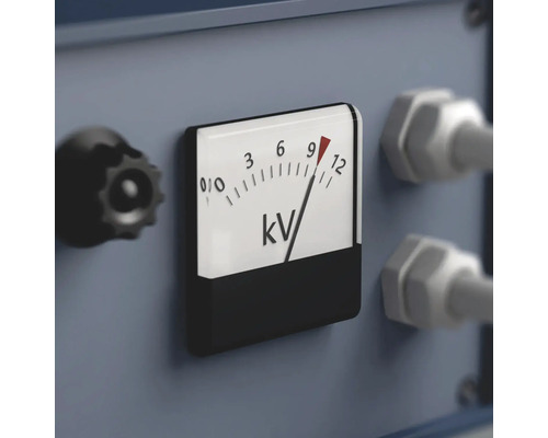 Detailný pohľad na voltmeter na zariadení.