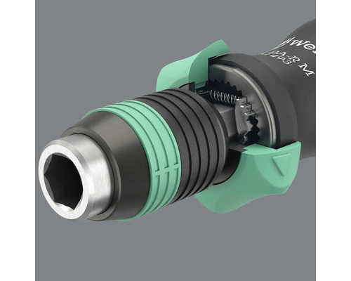 Detailný záber skrutkovača s držiakom bitov