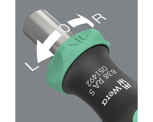 Detailný záber prepínacieho račňového skrutkovača Wera s pokynmi pre smer otáčania a aretáciu