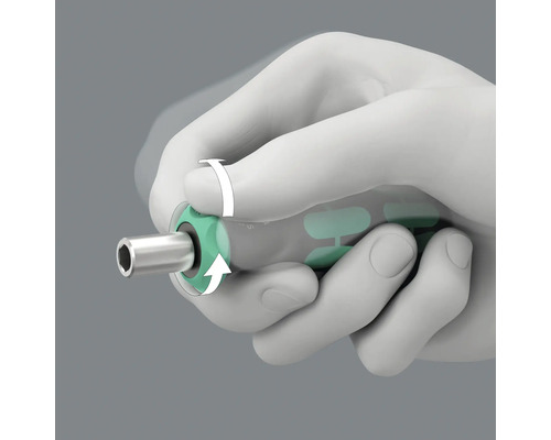 Ruka drží skrutkovač s otočnou funkciou a šípkami na ilustráciu.