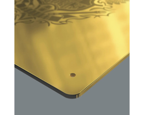 Kovová tabuľa so vzorom a vyvŕtaným otvorom