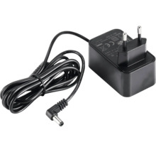 Čierny napájací zdroj so zástrčkou a káblom