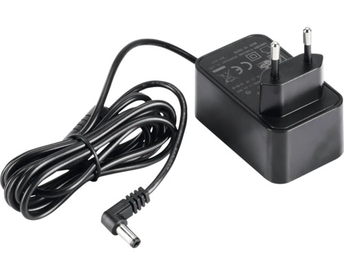 Čierny napájací zdroj so zástrčkou a káblom