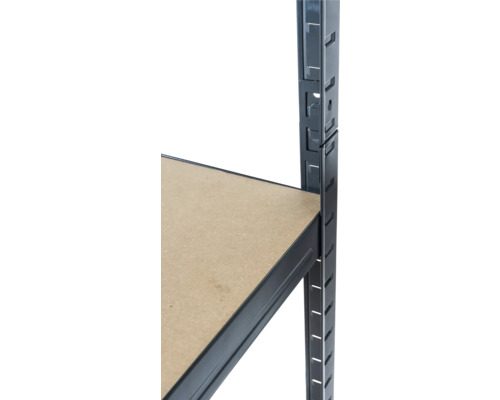 Detail kovového regálu s policou