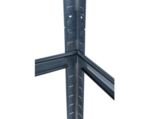 Detail kovového skladového regálu