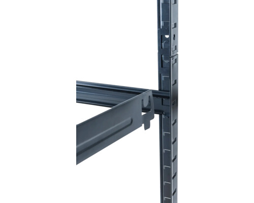 Detailný pohľad na kovový regálový systém s upevnením police