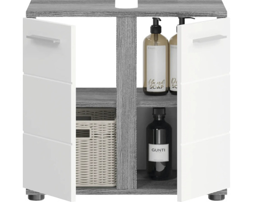 Kúpeľňová skrinka s otvorenými dvierkami, policami a úložnými košmi