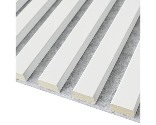 Akustický panel s bielymi drevenými lamelami na plsti