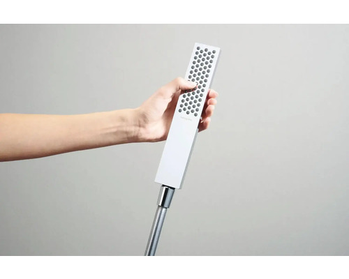 Ručná sprcha s hadicou držaná v ruke
