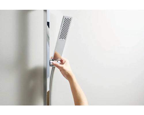 Ručná sprcha na sprchovej tyči s rukou