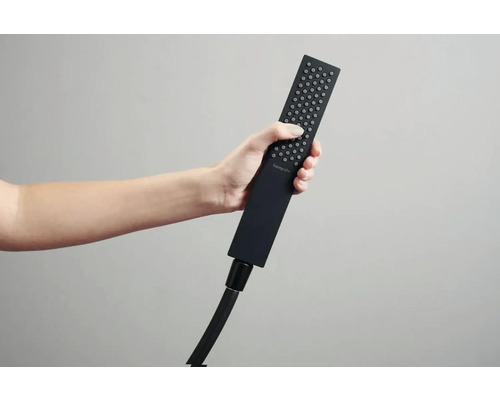 Ručná sprcha s hadicou držaná v ruke